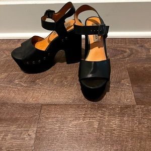 BLACK OPEN TO CHUNKY HEELS